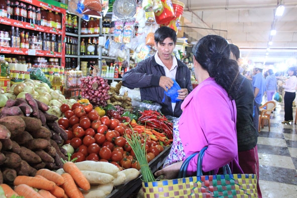 Người tiêu dùng mua hàng ở chợ Trung tâm Buôn Ma Thuột. 