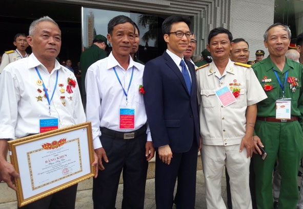 Ông Nguyễn Hữu Thanh (thứ hai từ trái sang) chụp hình lưu niệm cùng Phó Thủ tướng Vũ Đức Đam tại Hội nghị biểu dương người có công với cách mạng tiêu biểu toàn quốc  năm 2018.   Ảnh: V.Hà