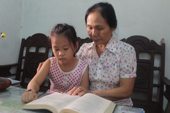 Bà Trần Thị Thảo bảo ban cháu ngoại chăm chỉ học hành. 