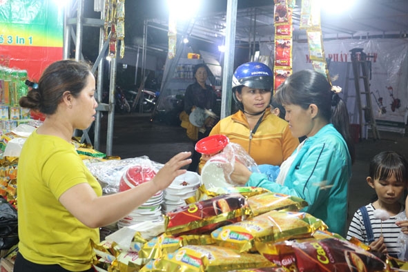Người dân chọn mua hàng Việt ở Phiên chợ hàng Việt về miền núi tại huyện Cư M’gar.