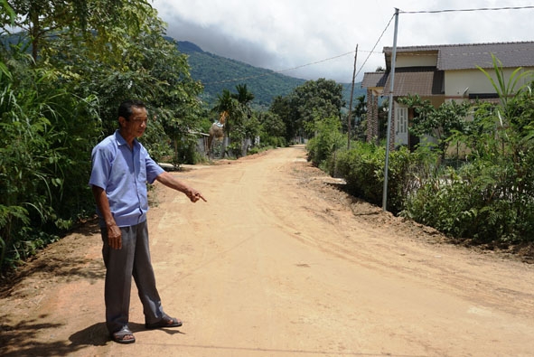 Cựu chiến binh Trần Quốc Thông tình nguyện hiến hơn 500 m2 đất làm đường nông thôn. 