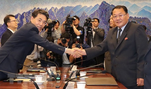 Thứ trưởng  Bộ Giao thông Hàn Quốc Kim Jeong-ryeol (trái) và Thứ trưởng Bộ Đường sắt  Triều Tiên  Kim Yun-hyok (phải)  tại cuộc họp  đàm phán  về cách thức kết nối và hiện đại hóa  các tuyến  đường sắt qua  biên giới hai miền.  (Ảnh: Yonhap/AP/TTXVN)