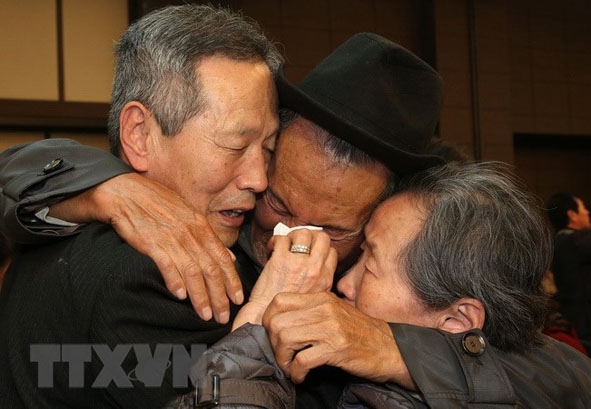 Giây phút đoàn tụ của các gia đình ly tán trong chiến tranh Triều Tiên . (Ảnh: AFP/ TTXVN)