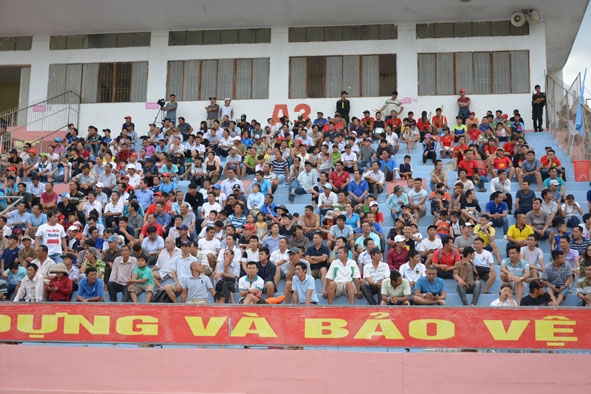 Đông đảo khán giả đến xem, cổ vũ đội bóng Đắk Lắk trong trận gặp Đồng Tháp trên Sân vận động Buôn Ma Thuột. 