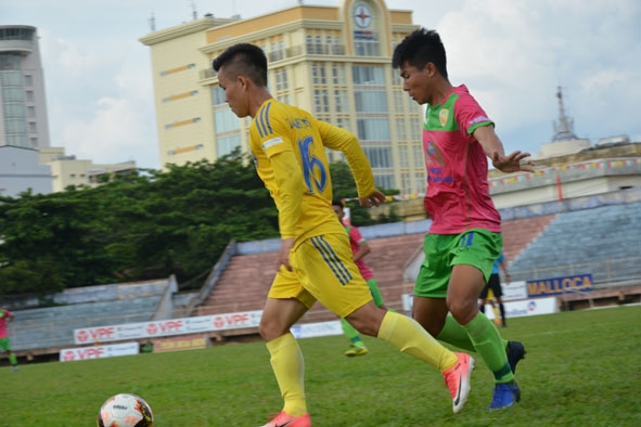 Một pha tranh bóng của cầu thủ Huỳnh Kim Hùng (trái) trong trận gặp Đồng Tháp ở lượt đi. 