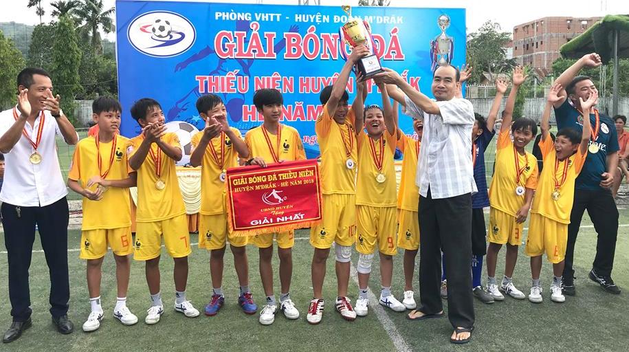 Ban Tổ chức trao Cúp Vô địch cho đội bóng xã Cư Prao.