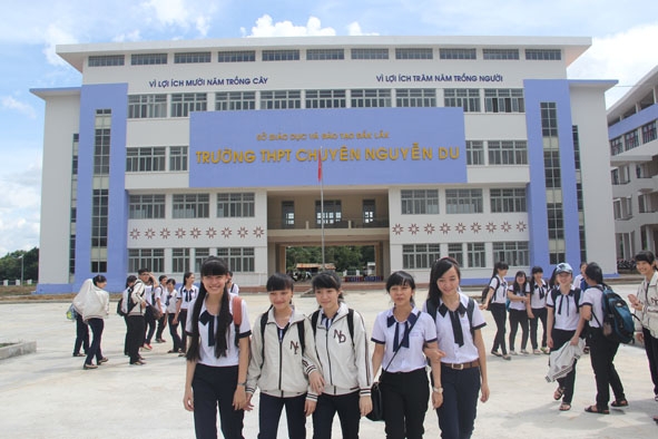 Học sinh Trường THPT Chuyên Nguyễn Du.
