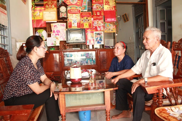 Cán bộ LĐ-TB&XH xã Pơng Drang đến thăm gia đình bệnh binh Phạm Khắc Thìn ở thôn 9A. Ảnh: N. Xuân