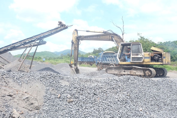 Hoạt động khai thác đá của Công ty TNHH Ngọc Vy ở huyện Krông Pắc. 