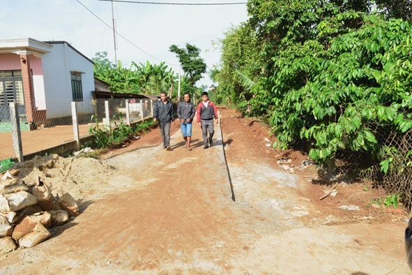 Đường giao thông nông thôn tại xã Ea Yông (la xã phấn đấu đạt chuẩn nông thôn mới trong năm 2018) vừa được hoàn thành. 