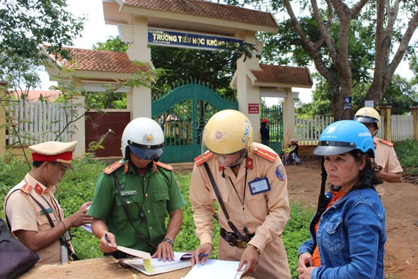 Cảnh sát giao thông huyện Krông Năng xử lý một trường hợp vi phạm.