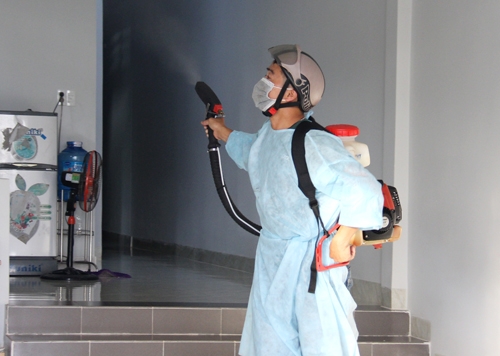 Nhân viên Trung tâm Y Tế TP. Buôn Ma Thuột phun hóa chất tại nhà của hộ dân phường Ea Tam
