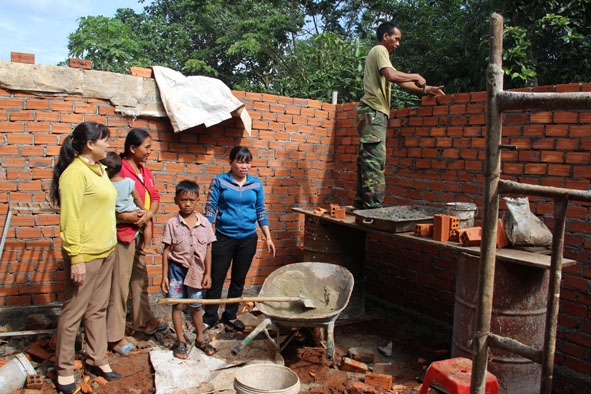 Hội Phụ nữ xã Hòa Xuân động viên gia đình chị H’Kiết Ktul trong quá trình  xây dựng  căn nhà  “Ấm áp  tình nghĩa”. 