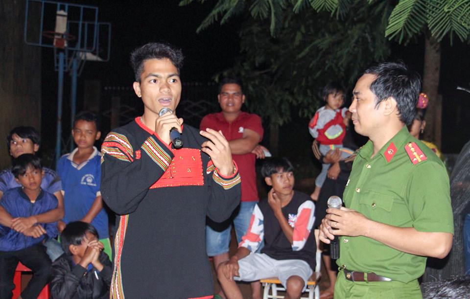  Hình 1: Đại diện Phòng Cảnh sát điều tra tội phạm về ma túy Công an tỉnh Đắk Lắk trao đổi, thảo luận với đoàn viên, thanh niên về cách nhận biết các loại ma túy