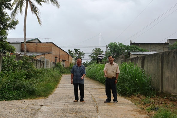 Cựu chiến binh Trương Công Định ở thôn 9, xã Hòa Sơn, huyện Krông Bông (bìa trái) gương mẫu đi đầu trong xây dựng nông thôn mới.