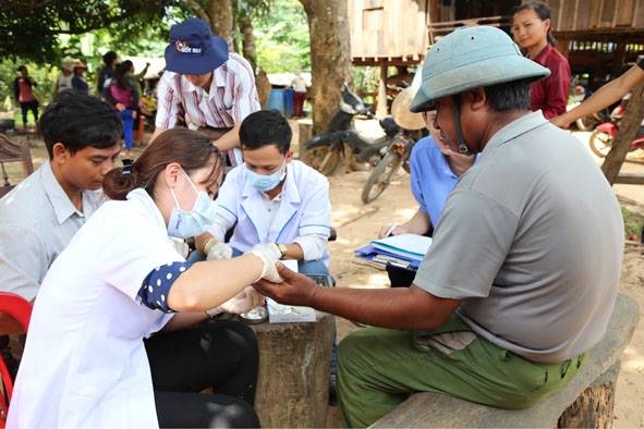 Đoàn cán bộ chuyên trách lấy lam máu để kiểm tra ký sinh trùng sốt rét tại Trạm Y tế Quân dân y buôn Đrang Phốk (xã Krông Na, huyện Buôn Đôn). 