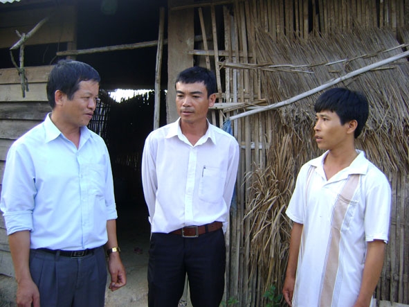 Chi ủy buôn Vân Kiều thăm hỏi đời sống người dân trên địa bàn.  