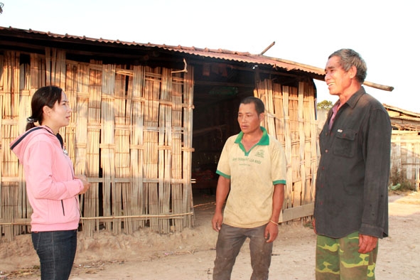 Bí thư Chi bộ thôn 2 Cao Thị Bích thăm hỏi tình hình nhà ở của người dân trong thôn.