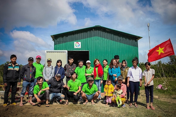 Nhóm thiện nguyện Vòng tay yêu thương trong chuyến sửa nhà cho người dân ở huyện Krông Bông.