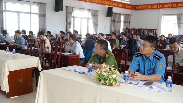 Các đại biểu tham dự Hội nghị sơ kết công tác bảo đảm trật tự an toàn giao thông 6 tháng đầu năm do UBND huyện Krông Búk tổ chức.
