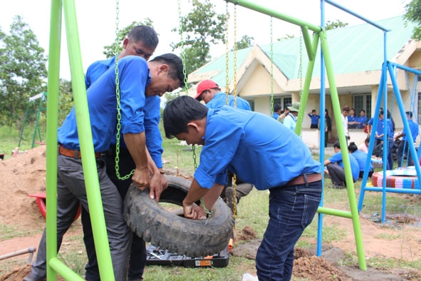 Thành viên Đội công tác xã hội Tuổi trẻ Ea Súp thực hiện sân chơi thiếu nhi tại thôn Thanh niên lập nghiệp, xã Ia Lốp.