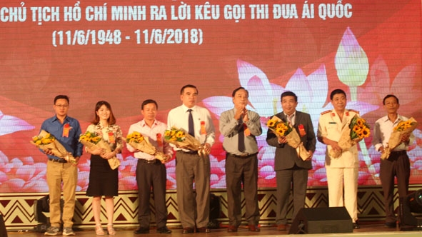 Đại diện Đội công tác xã hội Tuổi trẻ Ea Súp (ngoài cùng, bên trái) tại lễ  vinh danh tập thể điển hình tiên tiến năm 2017.