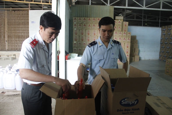  Đoàn  liên ngành của tỉnh kiểm tra  nhãn  hàng hóa đối với  mặt hàng thực phẩm đóng gói  được  bày bán  tại thị xã Buôn Hồ.   