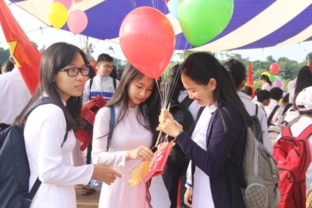 Học sinh Trường THPT Chuyên Chuyễn Du tham dự Lễ khai giảng năm học mới (Ảnh minh họa)