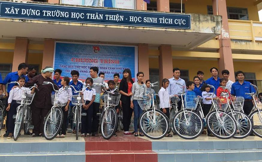 Đại diện đơn vị tài trợ và Huyện Đoàn M’Đrắk trao xe đạp tặng các em học sinh.