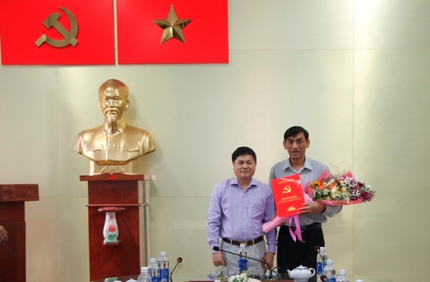 Phó Bí thư Thường trực Tỉnh ủy Phạm Minh Tấn (bên trái) trao Quyết định điều động công tác cho đồng chí Lê Nam Cao