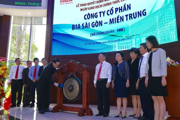 Đại diện Sở Giao dịch chứng khoán TP. Hồ Chí Minh  đánh cồng tượng trưng xác nhận Công ty  Cổ phần  Bia Sài Gòn - Miền Trung đã chính thức được niêm yết lên sàn  chứng khoán. 