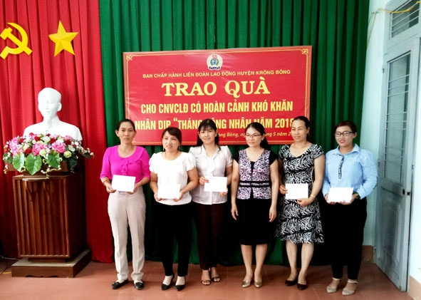 Đại diện  Liên đoàn Lao động huyện  Krông Bông trao quà  cho CNVCLĐ có hoàn cảnh  khó khăn. 