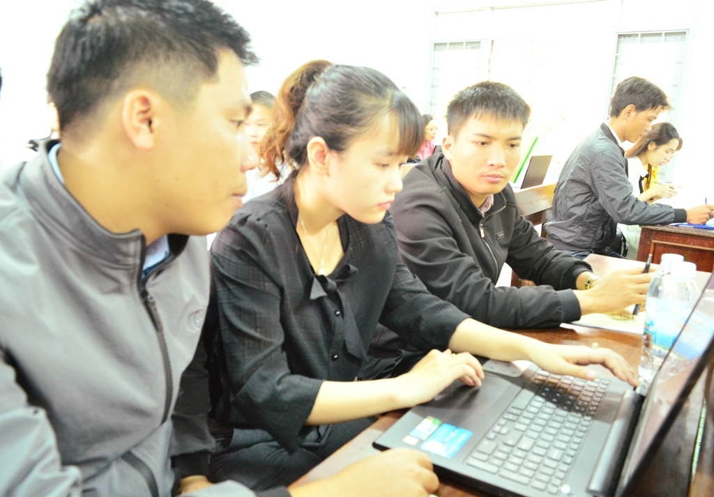 Học viên tham gia lớp tập huấn thực hành trên máy tính.