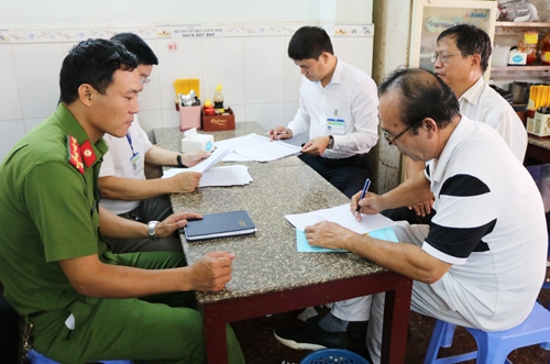 Đoàn liên ngành khảo sát tại một quán ăn sáng trên địa bàn phường Thắng Lợi