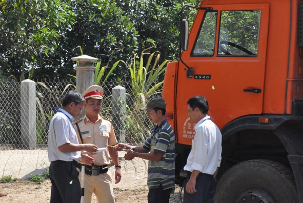 Lực lượng chức năng phối hợp kiểm tra thuế đối với phương tiện vận tải trên địa bàn huyện Cư Kuin. 