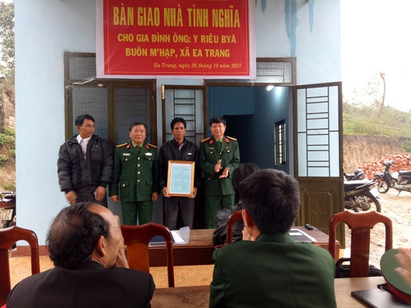 Ban CHQS huyện M'Đrắk  trao nhà  Tình nghĩa tặng  gia đình ông Y Riêu Byă  (buôn M'Hạp,  xã Ea Trang).