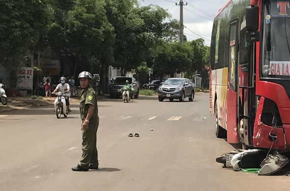 Lực lượng công an xã Hòa Thắng (TP. Buôn Ma Thuột) hỗ trợ điều tiết giao thông, bảo vệ hiện trường một vụ tai nạn giao thông.