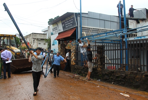 Lực lượng chức năng tháo dỡ công trình xây dựng của hộ bà Cao Thị Bôi trên diện tích đất bị thu hồi