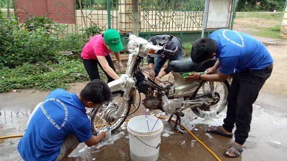Điểm rửa xe gây quỹ vì người nghèo của Câu lạc bộ thiện nguyện Sóng xanh  được tổ chức tại UBND xã Dang Kang. 