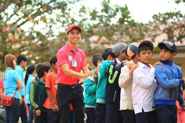 Tổ chức trò chơi cho các em nhỏ trong chương trình Hạt gạo làng ta tại Trường Tiểu học Dang Kang 1.