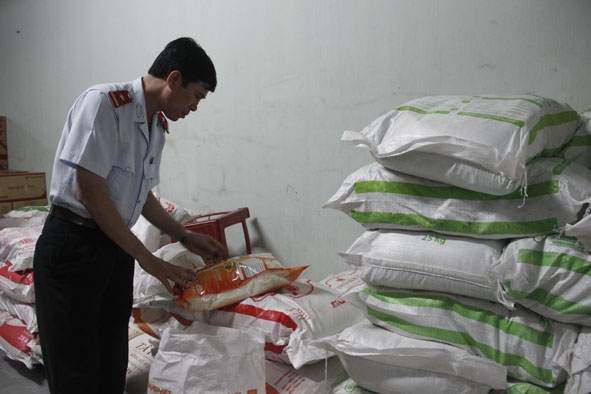 Đoàn liên ngành 389 của tỉnh kiểm tra kho chứa hàng thực phẩm đóng gói tại thị xã Buôn Hồ.  