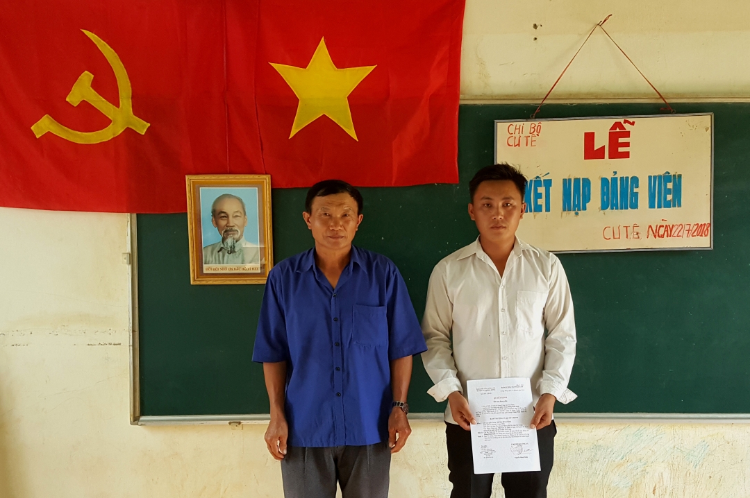        Chi bộ thôn Cư Tê tổ chức kết nạp đảng viên cho đồng chí Hùng Đình Sình, người dân tộc Mông vào tháng 7-2018.