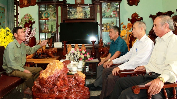 Ông Trương Văn Phin (bìa trái) ở xã Ea Kao, TP. Buôn Ma Thuột kể về quá trình vượt qua khó khăn  để phát triển kinh tế.   