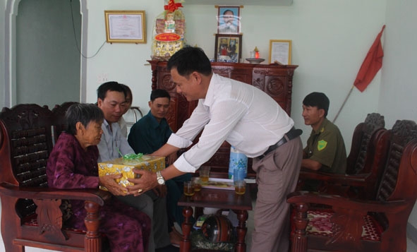 Đại diện các cơ quan, đơn vị trên địa bàn huyện Krông Bông tới thăm hỏi, tặng quà Mẹ Việt Nam Anh hùng Huỳnh Thị Bộ (thôn 7, xã Hòa Sơn).