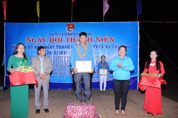 Anh Y Vân Mlô được huyện Đoàn Krông Búk tuyên dương tại ngày hội thanh niên năm 2018. 