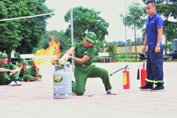 Chiến sĩ nhí hào hứng với thực hành kỹ năng phòng cháy chữa cháy.