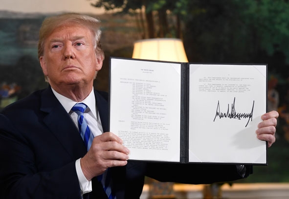 Tổng thống Mỹ Donald Trump ký sắc lệnh áp đặt trở lại các biện pháp trừng phạt đối với Tehran tại Washington, DC.  (Ảnh: AFP/TTXVN)