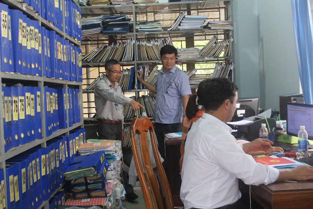 Kiểm tra cơ sở vật chất tại Chi nhánh Văn phòng Đăng ký đất đai huyện Ea Kar.