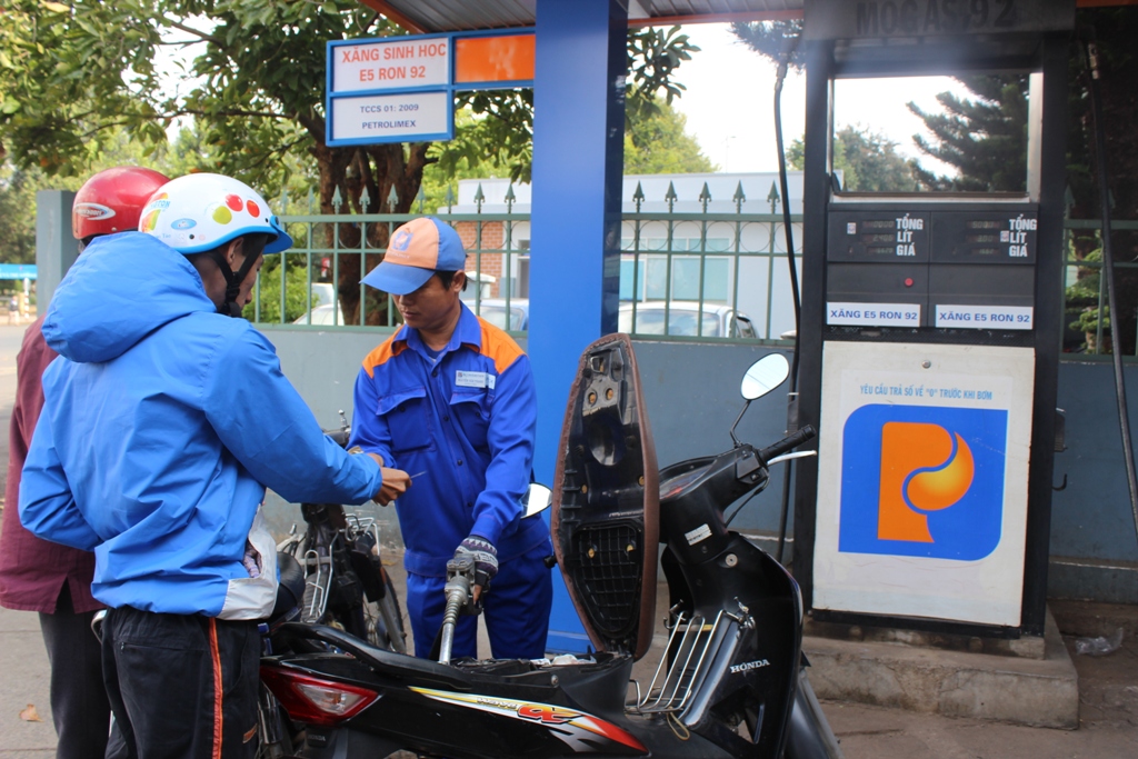 Người tiêu dùng mua xăng E5 tại cửa hàng của Công ty Xăng dầu Nam Tây Nguyên.