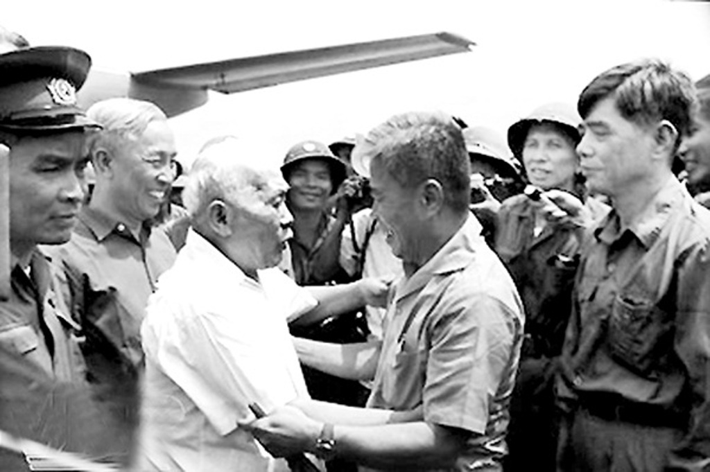 Chủ tịch Tôn Đức Thắng đến Sài Gòn dự lễ mừng chiến thắng vĩ đại của dân tộc vào sáng 13-5-1975. Ảnh tư liệu